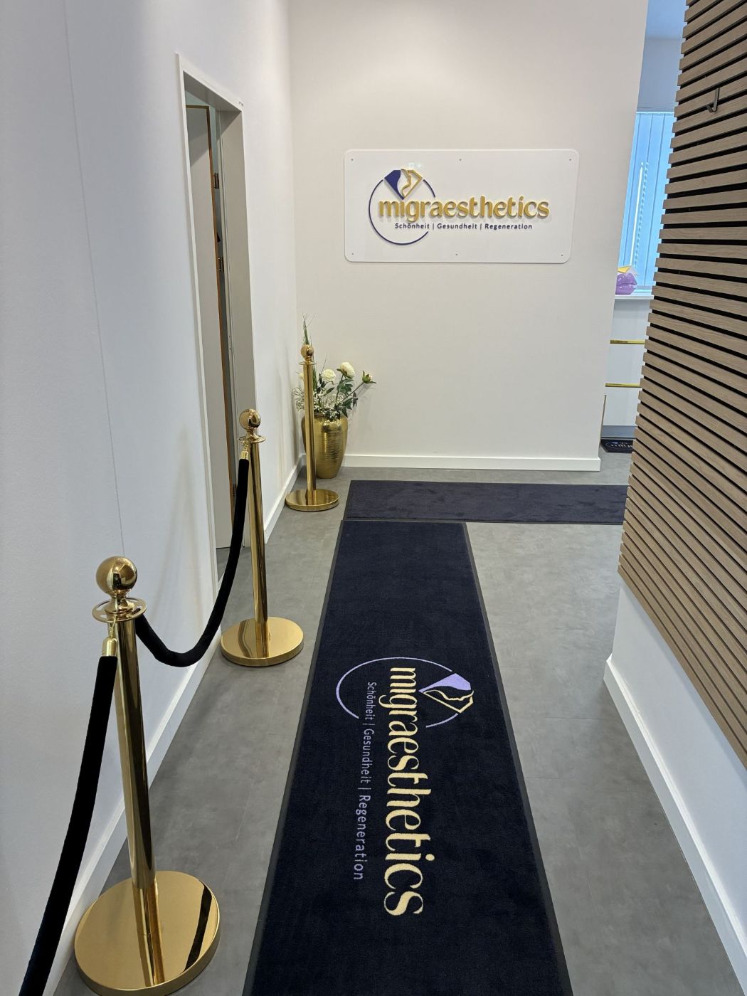 Eingang der Ordination migraesthetics mit Logo