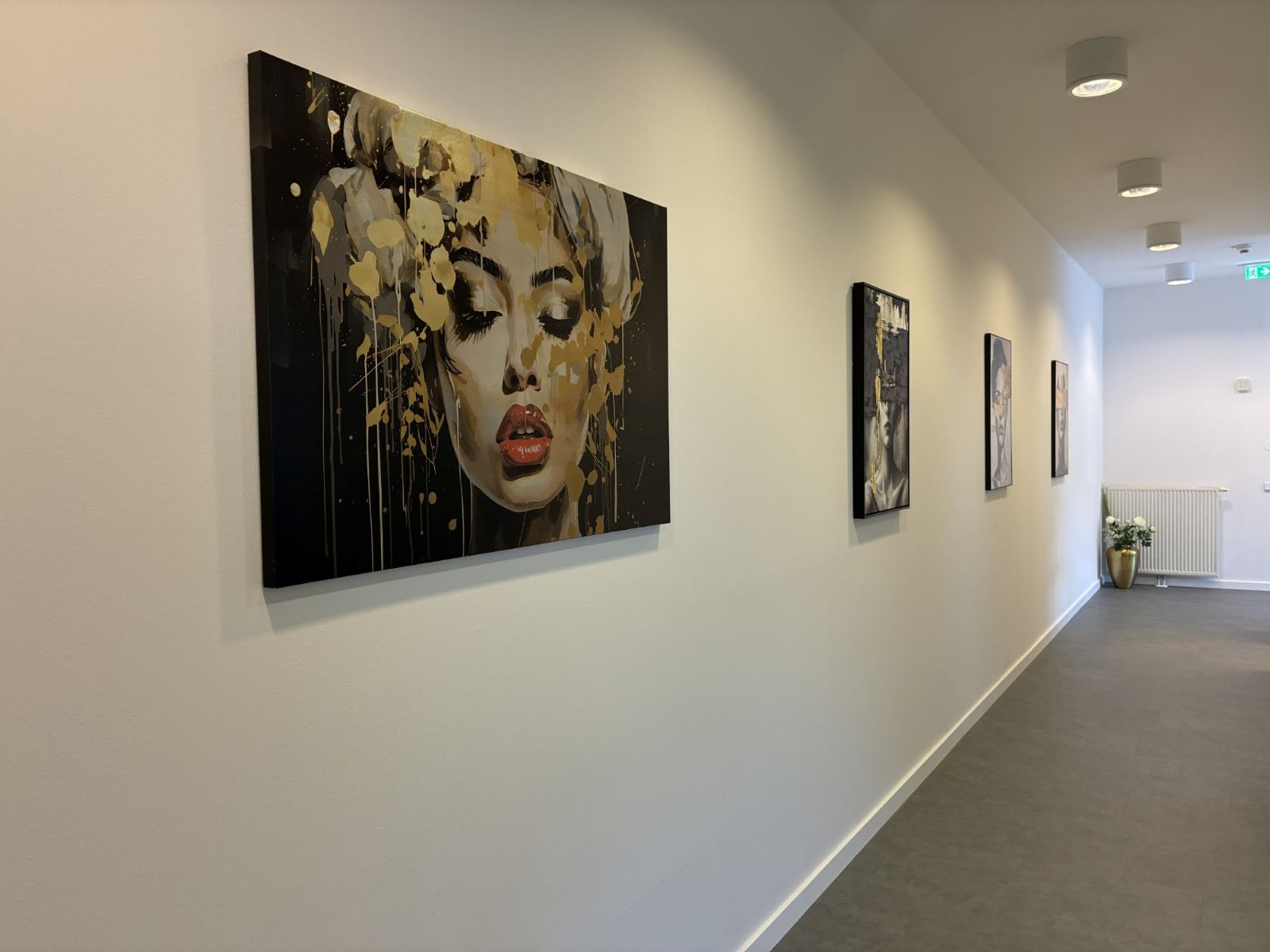 Gang mit Kunstwerken in Schwarz und Gold